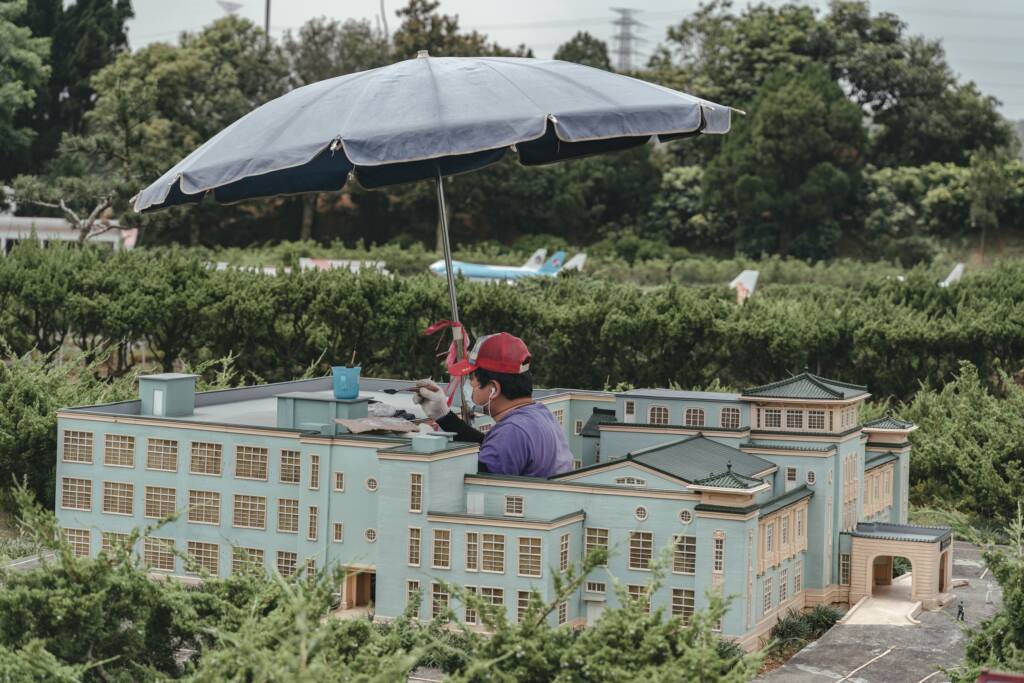 小人國中維護模型的工作人員
